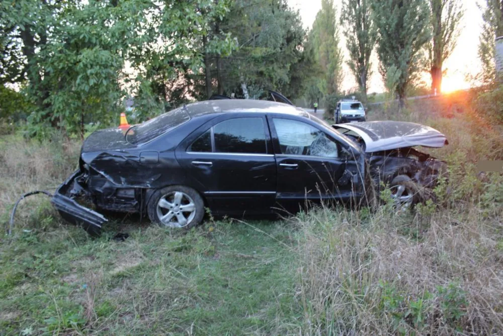 Řidič naboural mercedes a utekl z místa nehody. Auto nejspíš ukradl