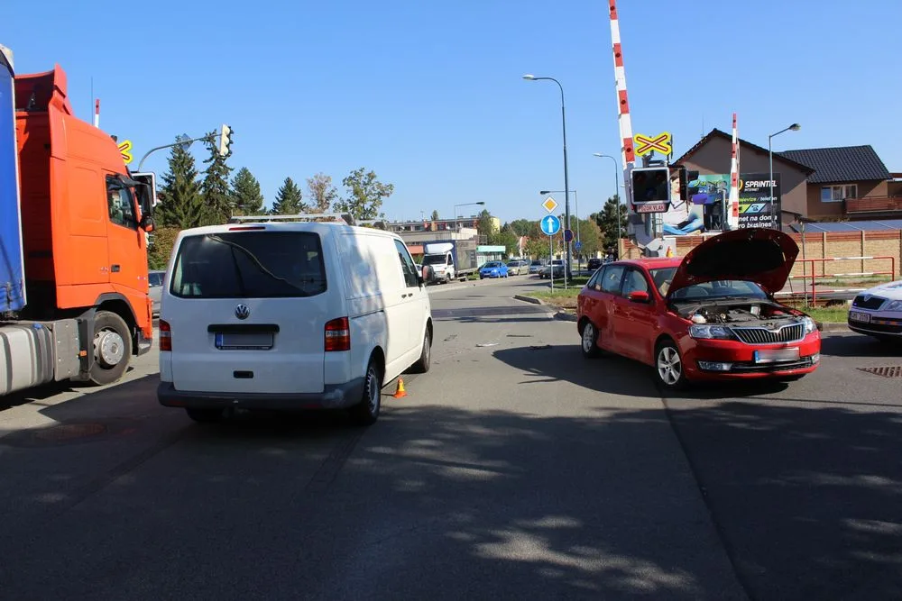 Řidič přes zákaz odbočoval vlevo. Naboural protijedoucí dodávku a jeho spolujezdkyně se zranila