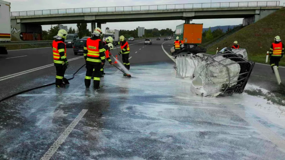 AKTUÁLNĚ: Na dálnici z Olomouce na Ostravu se na silnici vylilo z devíti kubíkových barelů lepidlo