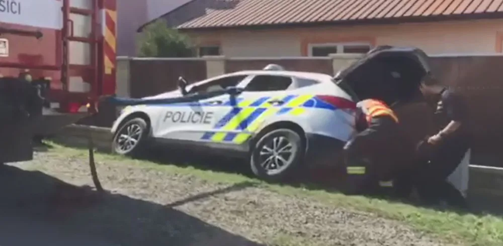 VIDEO: Policejní auto musely z příkopy dostat dva hasičské vozy