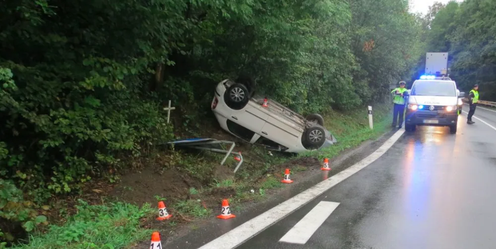 Na nebezpečné křižovatce Loučení dostal řidič se svým autem smyk, vozidlo se přetočilo na střechu