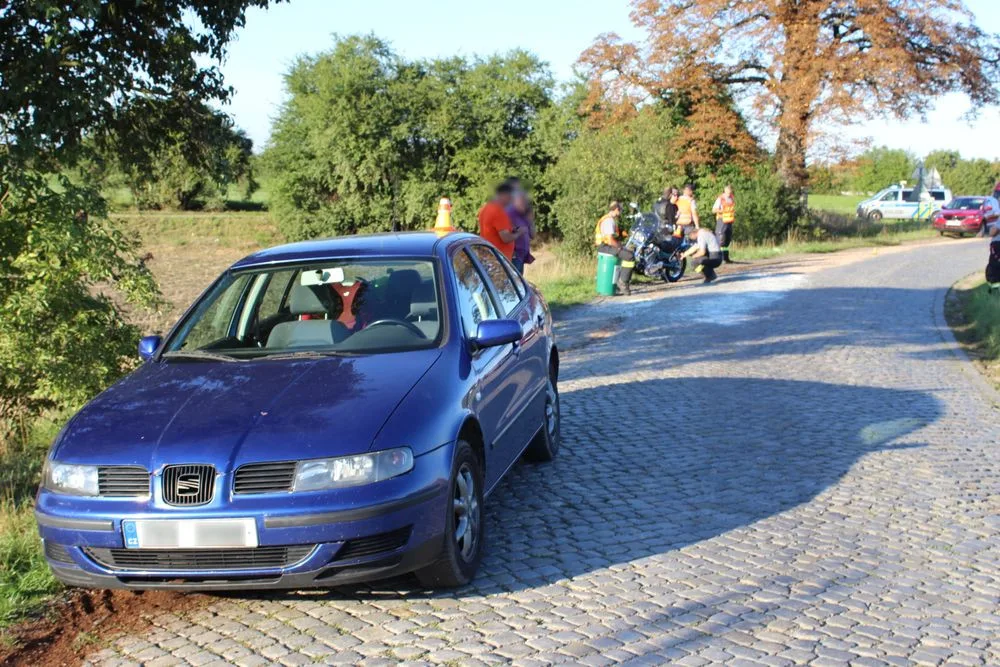 Řidič prorazil olejovou vanu auta. Na oleji uklouzl motorkář, jeho spolujezdkyně skončila v nemocnici