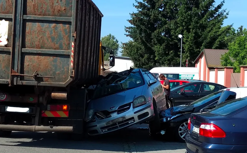 AKTUÁLNĚ: U Lidlu na Chválkovické se uvolnil vrak z náklaďáku, spadl na zaparkované auto
