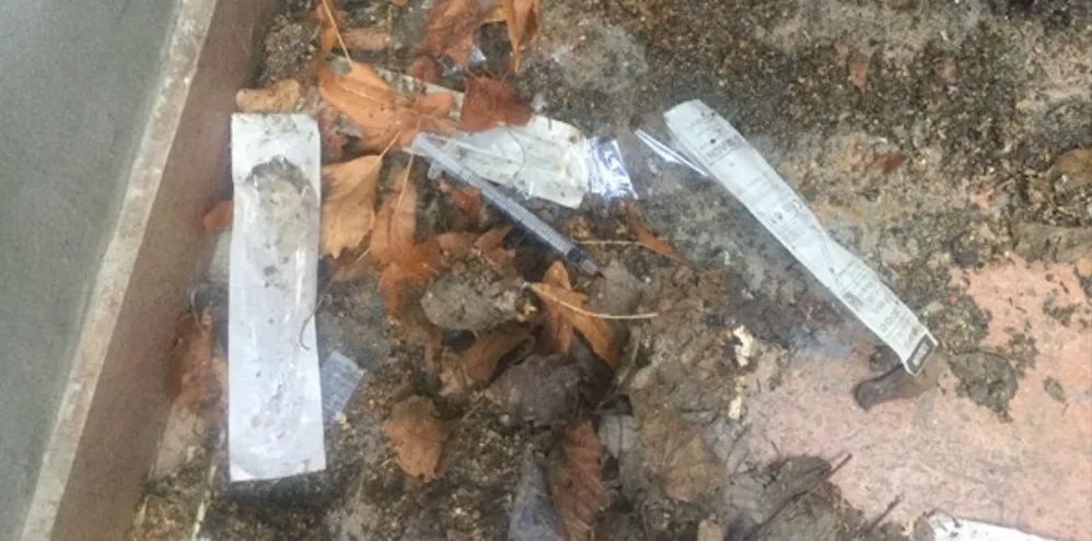 Strážníci jeli na Janského ulici k trojici feťáků, kteří si stříleli dávku přímo na ulici. Na místě našli už jen stříkačky