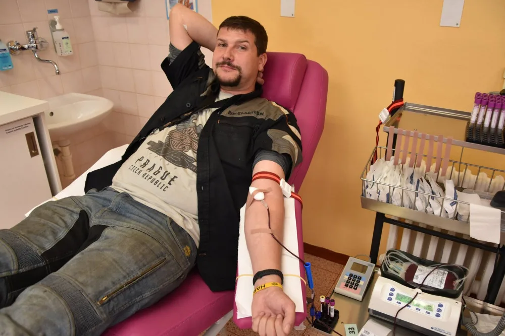 FOTO/VIDEO: Motorkáři ukončili sezónu darováním krve ve Fakultní nemocnici v Olomouci, darovali přes šest litrů