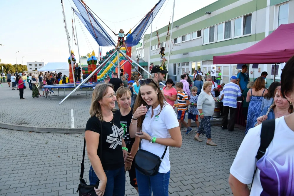 Skákací hrady, Hamleti a ohňostroj. Oslavy v M.L.S. Holice probíhaly ve velkém stylu