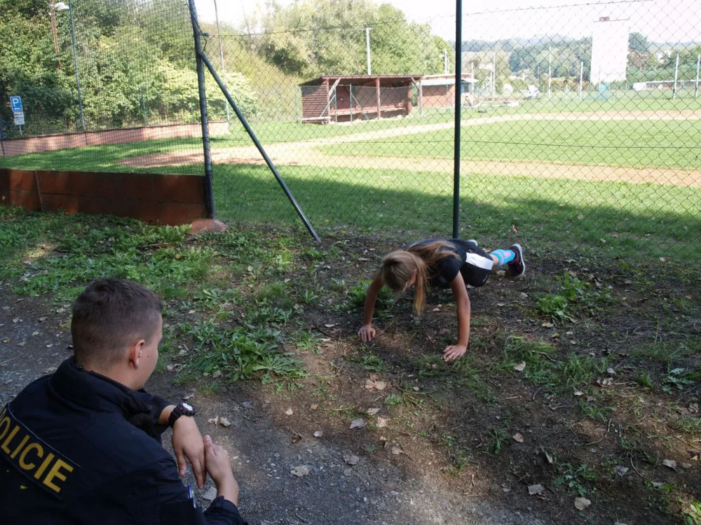FOTO: Den policistou. Děti ze základní škol poměřovaly síly v různých policejních disciplínách