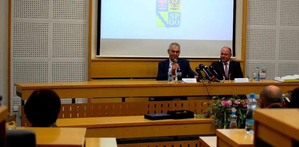 Prezident na úvod návštěvy kraje řekl, že udělí vyznamenání učitelce za záchranu pěti dětí při nehodě