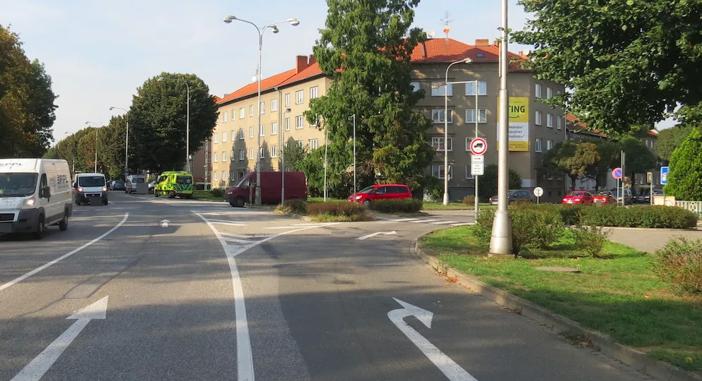 Policie pátrá po řidiči SUV, který zapříčinil zranění cyklisty na křižovatce u Střelnice