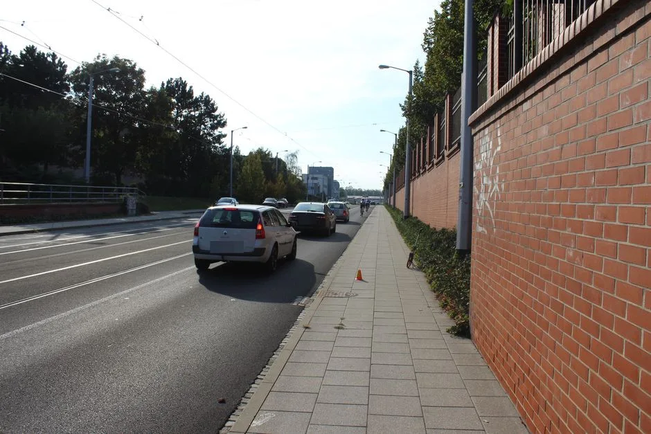 Policie pátrá po dvou výrostcích na kole, kteří srazili na chodníku v Neředíně seniorku a zranili ji