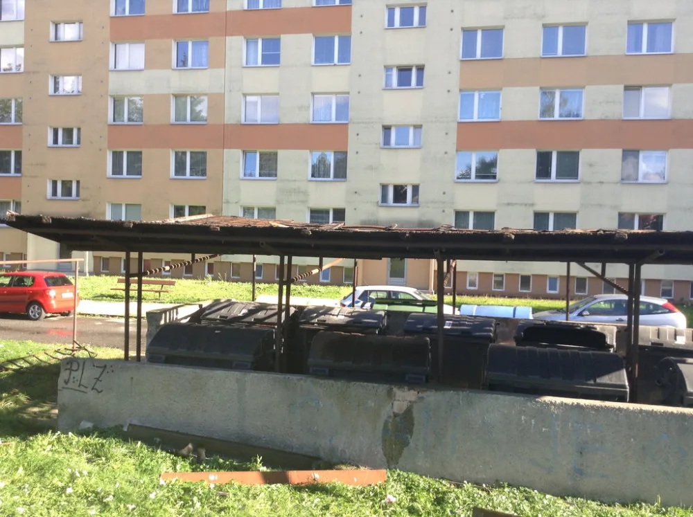 Lidé náhlásili muže, který za vodojemem rozebíral plechovou střechu. Ukázalo se, že je od technických služeb