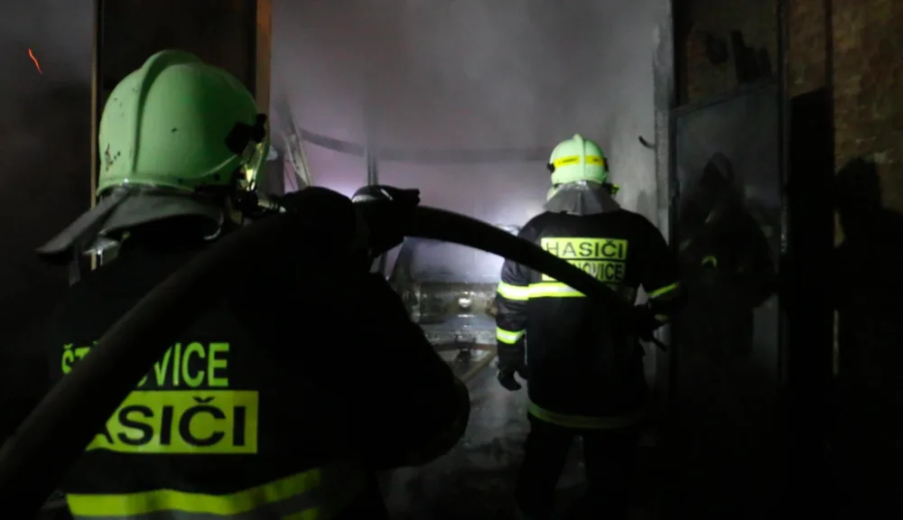 FOTO/VIDEO: Hasiči se v noci potýkali s požárem autodílny, způsobil škodu za dva miliony