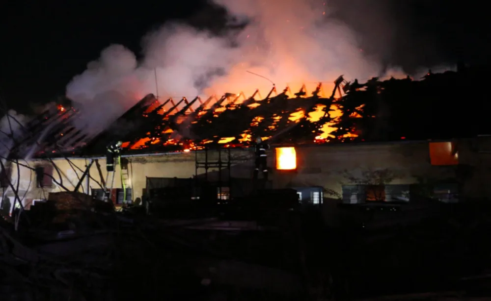 FOTO/VIDEO: Hasiči se v noci potýkali s požárem autodílny, způsobil škodu za dva miliony