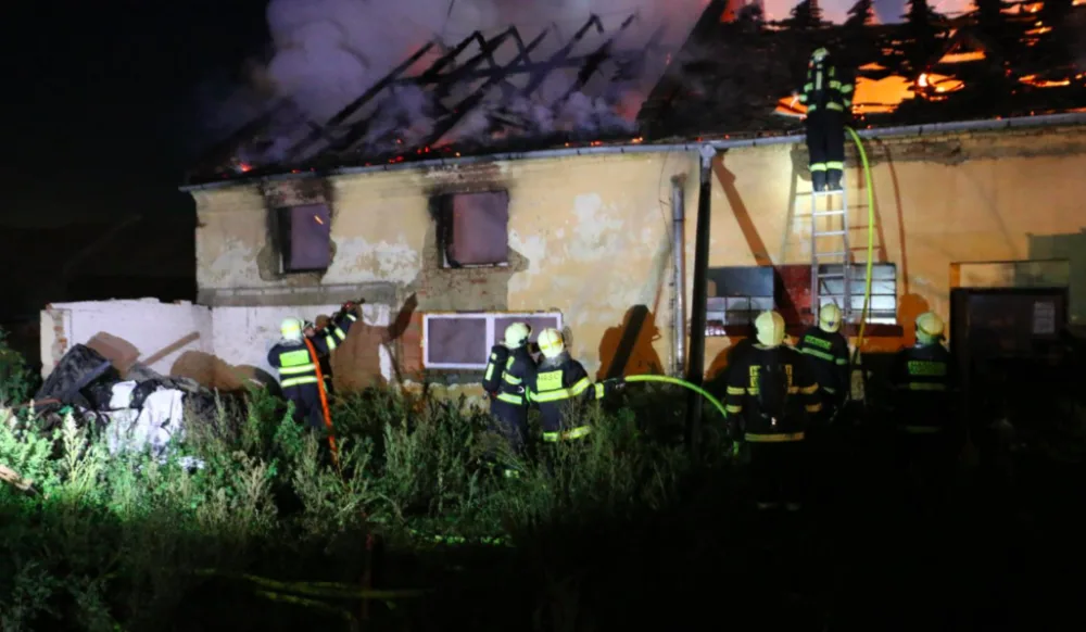 FOTO/VIDEO: Hasiči se v noci potýkali s požárem autodílny, způsobil škodu za dva miliony