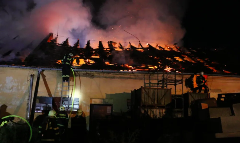 FOTO/VIDEO: Hasiči se v noci potýkali s požárem autodílny, způsobil škodu za dva miliony