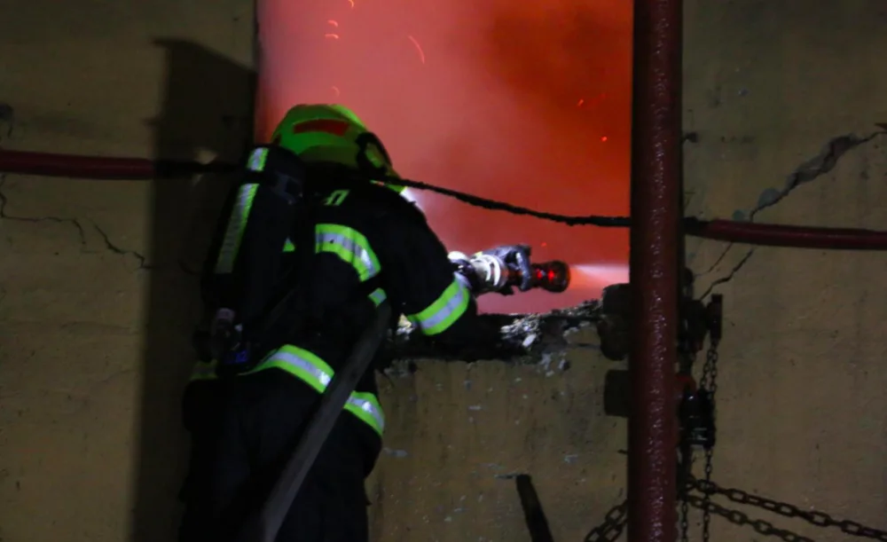 FOTO/VIDEO: Hasiči se v noci potýkali s požárem autodílny, způsobil škodu za dva miliony