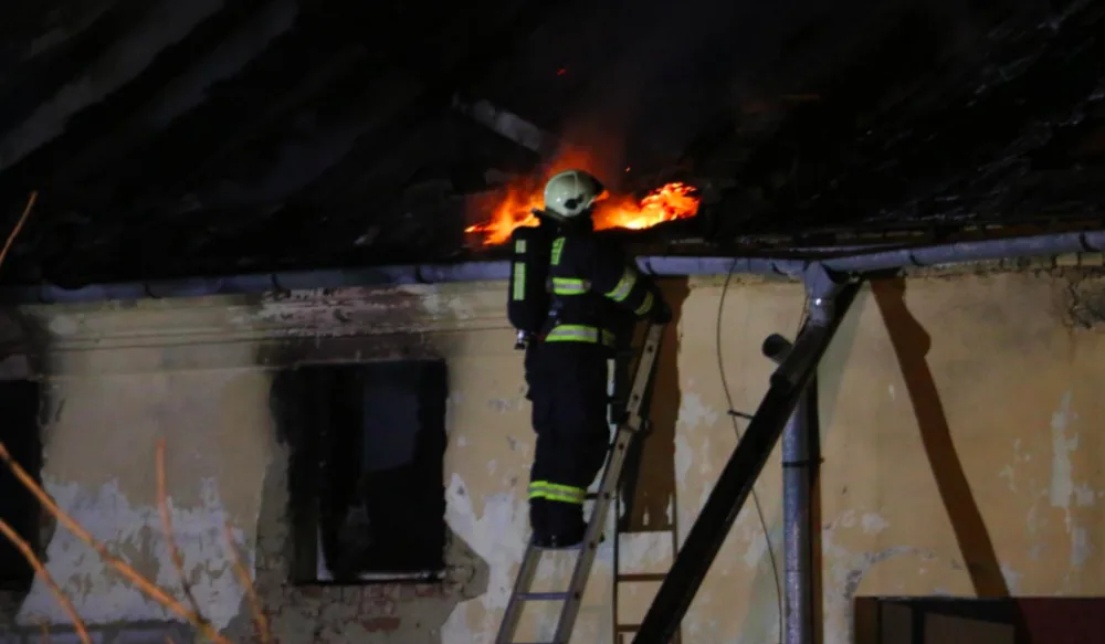 FOTO/VIDEO: Hasiči se v noci potýkali s požárem autodílny, způsobil škodu za dva miliony