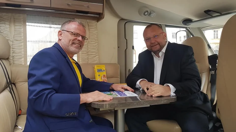 LÍDROVI V PATÁCH: Setkání s voliči u obytňáku, volební debata i kontrola řeky. Ladislav Šnevajs má nabitý program