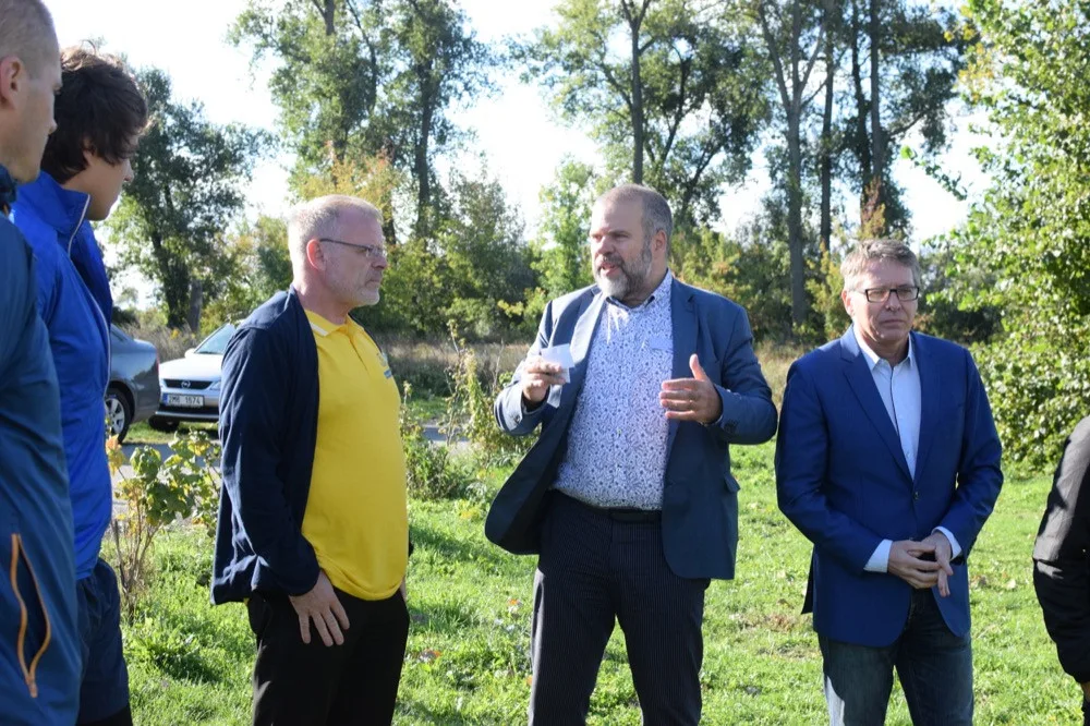 LÍDROVI V PATÁCH: Setkání s voliči u obytňáku, volební debata i kontrola řeky. Ladislav Šnevajs má nabitý program