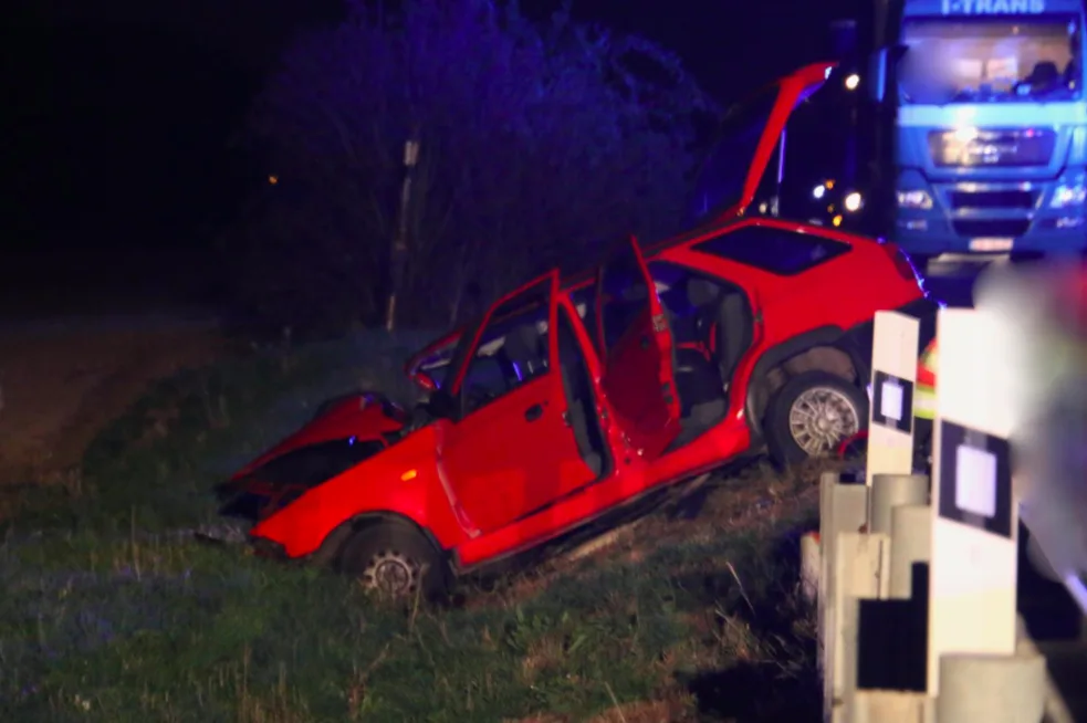 FOTO/VIDEO: Tragická nehoda u Kokor očima hasičů. Na místě zemřel pasažér, čtyři osoby zraněny