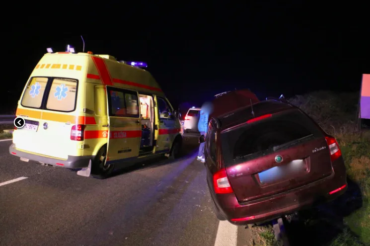FOTO/VIDEO: Tragická nehoda u Kokor očima hasičů. Na místě zemřel pasažér, čtyři osoby zraněny