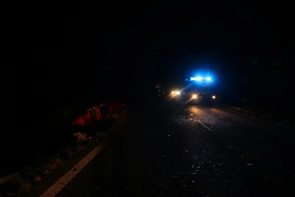 FOTO/VIDEO: Tragická nehoda u Kokor očima hasičů. Na místě zemřel pasažér, čtyři osoby zraněny