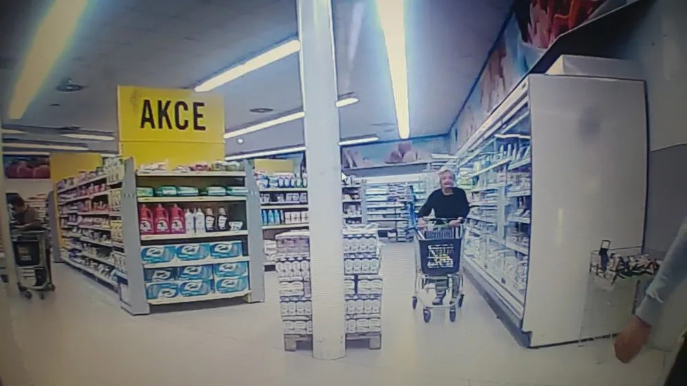 Zloděj okradl ženu v supermarketu o peněženku, ta si ji od něj vzala zpět a teď po ní pátrá policie