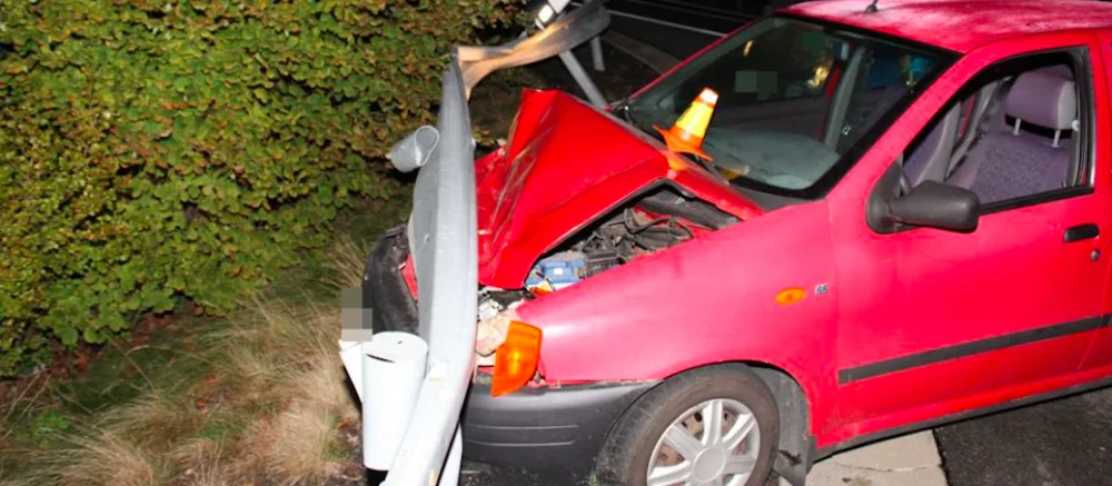 Mladý řidič skončil po průjezdu zatáčkou se svým autem ve svodidlech. Měl 1,8 promile