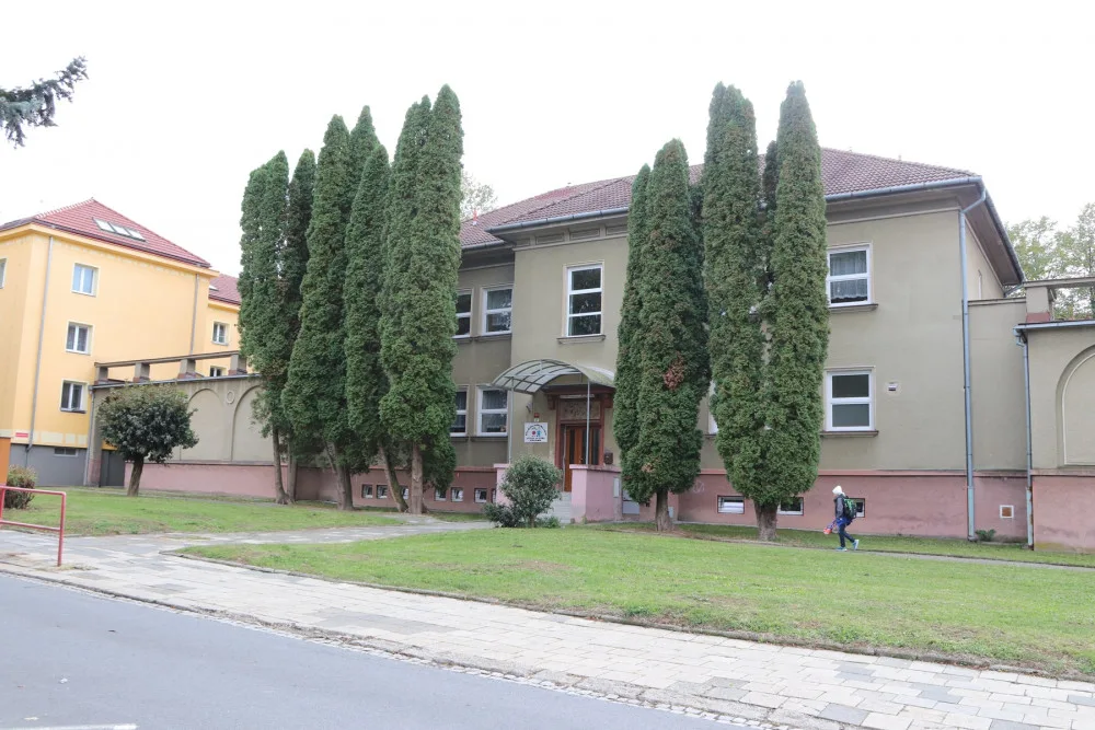 V Přerově má narušenou statiku další budova, kam chodí děti. Odborník varuje před zřícením