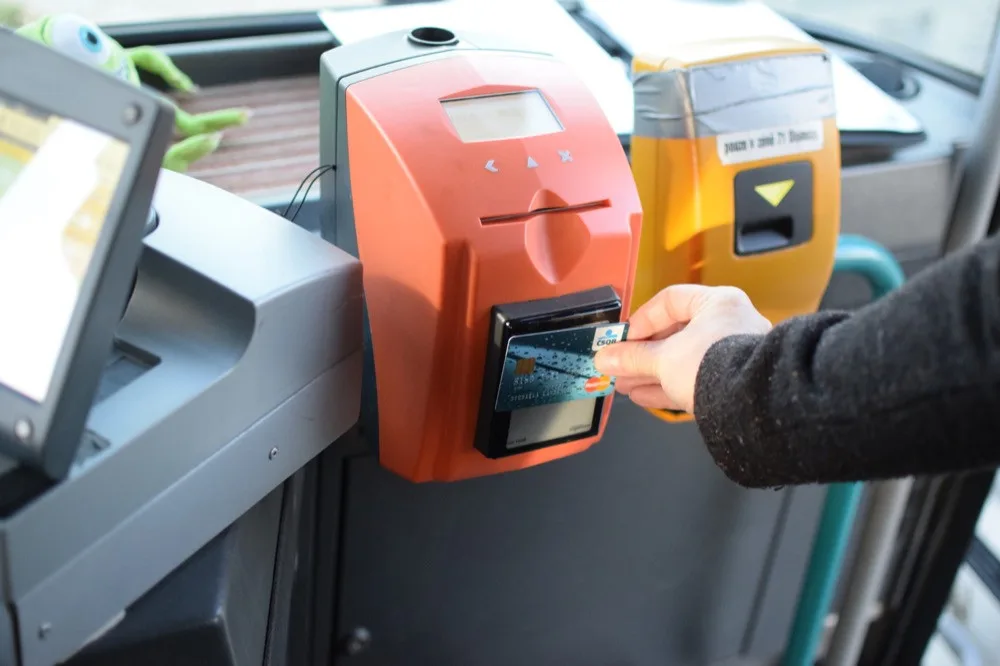 V krajských autobusech jde platit bezkontaktní platební kartou snadno a rychle. Zde je návod, jak na to