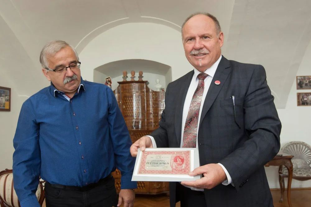 Do Olomouce dnes za doprovodu ozbrojených policistů dorazila pětitisícová státovka z roku 1919