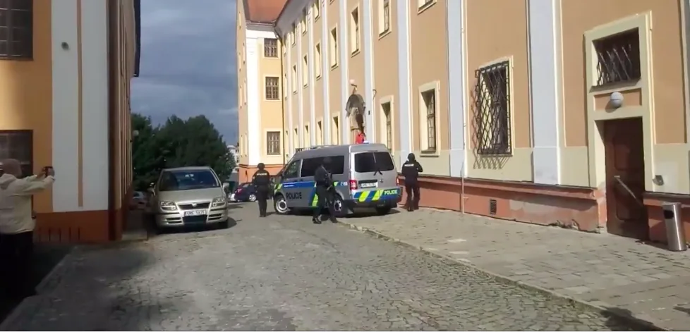 VIDEO: Podívejte se, jak probíhal převoz nejvzácnější české bankovky ozbrojenou eskortou do olomouckého muzea
