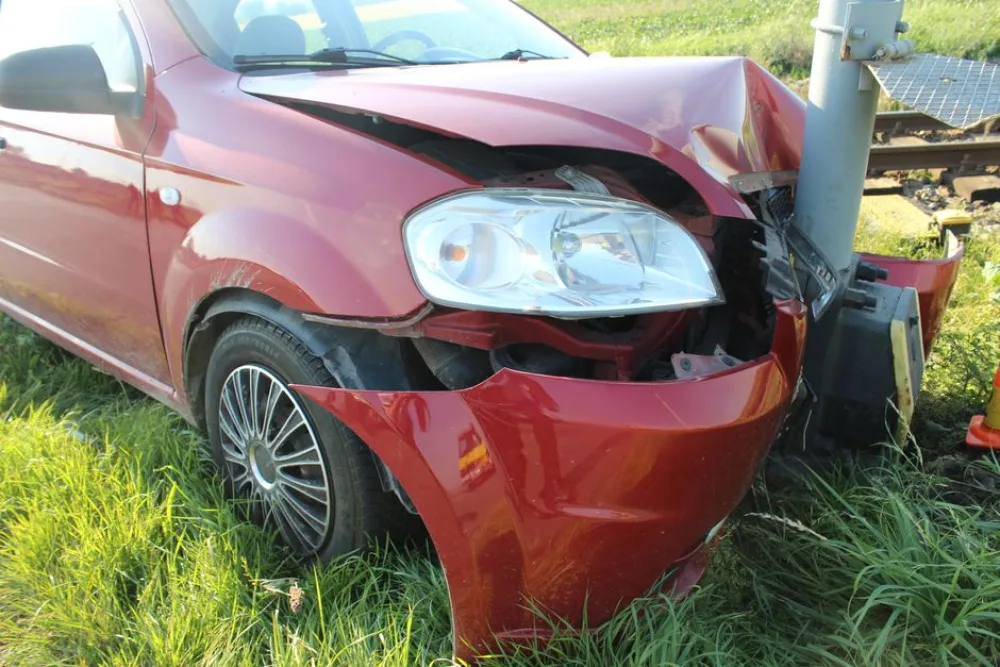 Řidič narazil do signalizačního zařízení u přejezdu, nadýchal dvě a půl promile