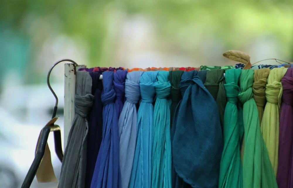 Máte doma nevyužité šátky a kravaty? Darujte je na Šátkový bazar