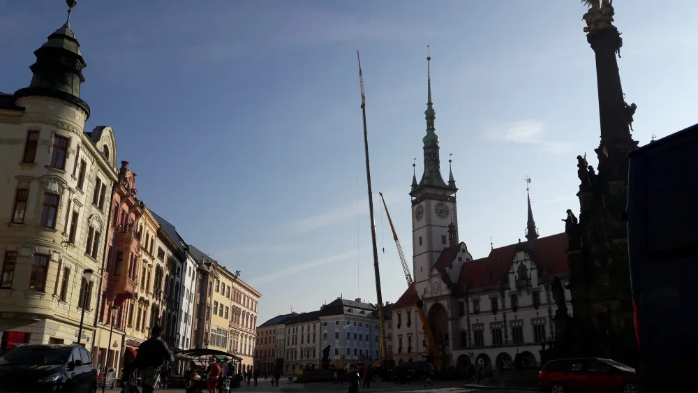 FOTO/VIDEO: Jeřáby na Horním náměstí demontují nejvyšší část radniční věže