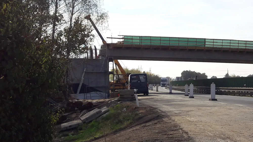 FOTO/VIDEO: Stavba mostu nad dálnicí mezi Olomoucí a Prostějovem nabírá zpoždění
