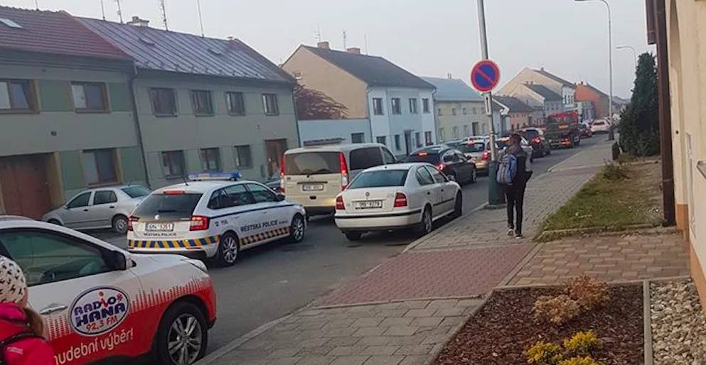 Uzavřela se silnice Chomoutov – Lazce. Řidiči objížďku přes Litovel ignorují, jezdí přes Horku nad Moravou