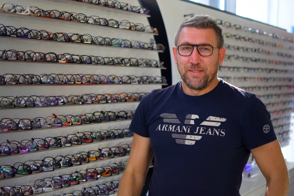 Nepodvádíme lidi falešnými slevami, sázíme na fantastický přístup, říká optometrista Radek Wagner