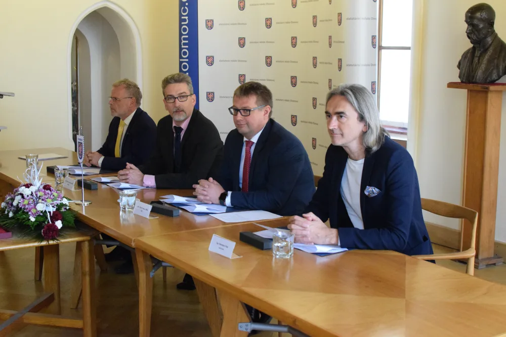 FOTO/ VIDEO: Byla podepsána nová koaliční smlouva, podívejte se na složení Rady města Olomouce