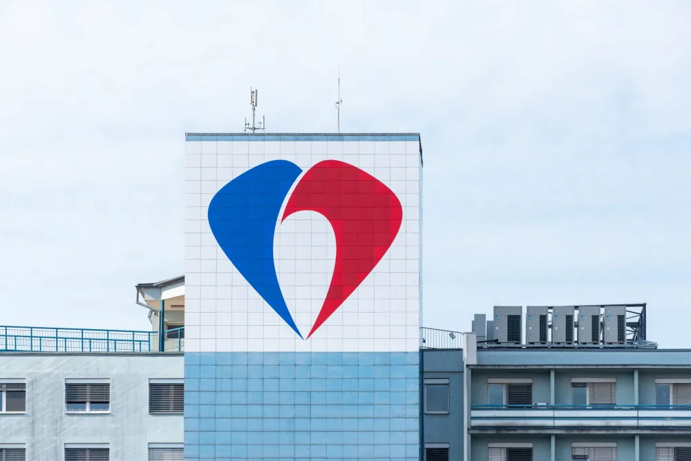 Fakultní nemocnice má nové logo, které uvidíte zdaleka. Už ji nemůžete minout