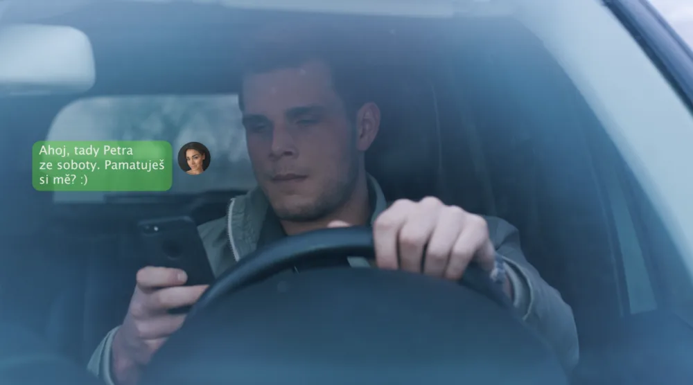 Emotivní videoklip má připomenout, že mobil za volant nepatří