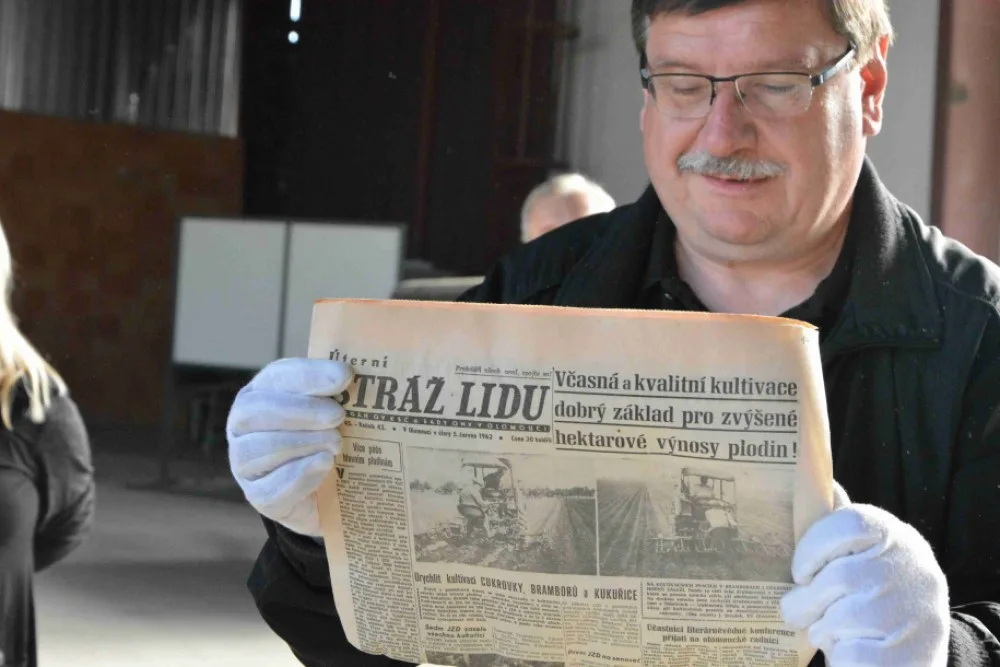 FOTO: V radniční věži byly schované plakáty, fotografie i mince a odznaky