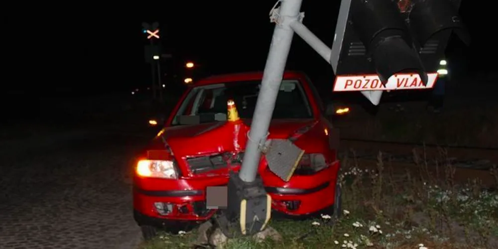 Řidička nezvládla ve vysoké rychlosti zatáčku a narazila se svým autem do signalizačního zařízení na přejezdu