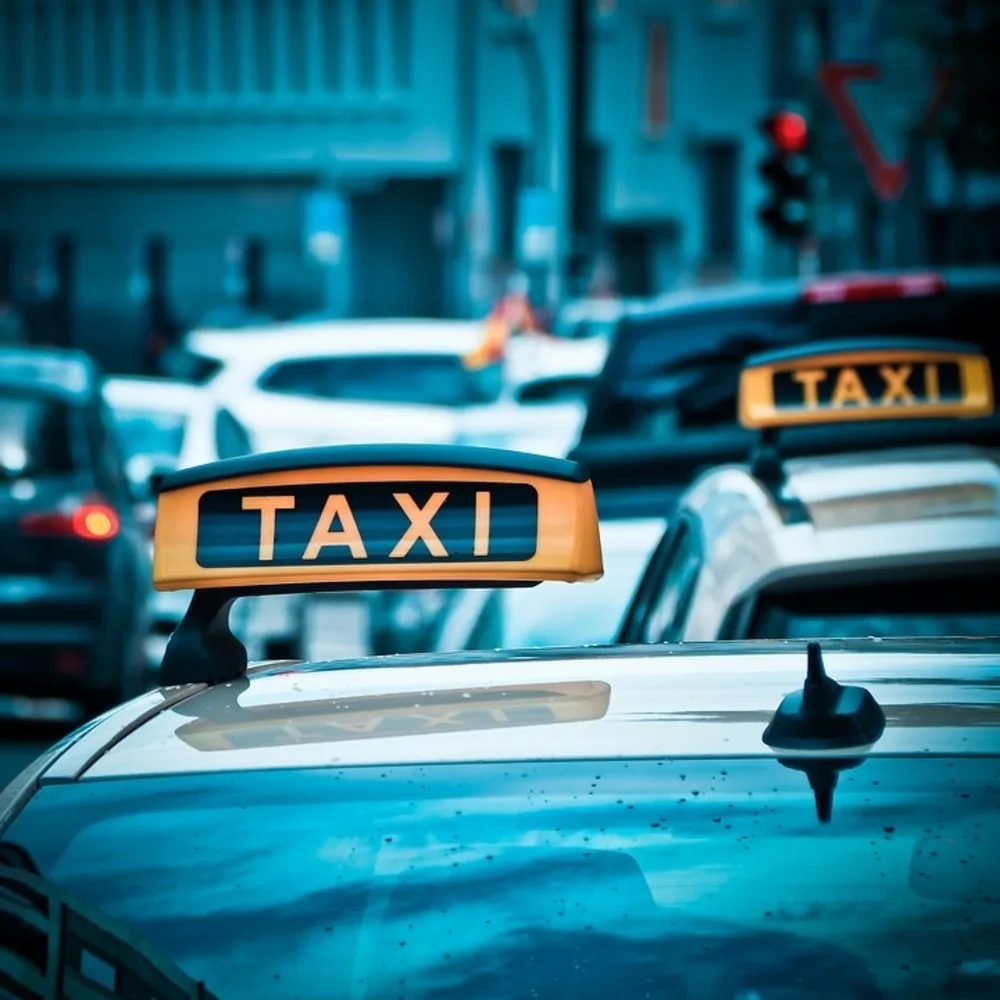 Zákazník se pohádal s taxikářem. Závěrem kopnul do předního světla taxíku, které poškodil