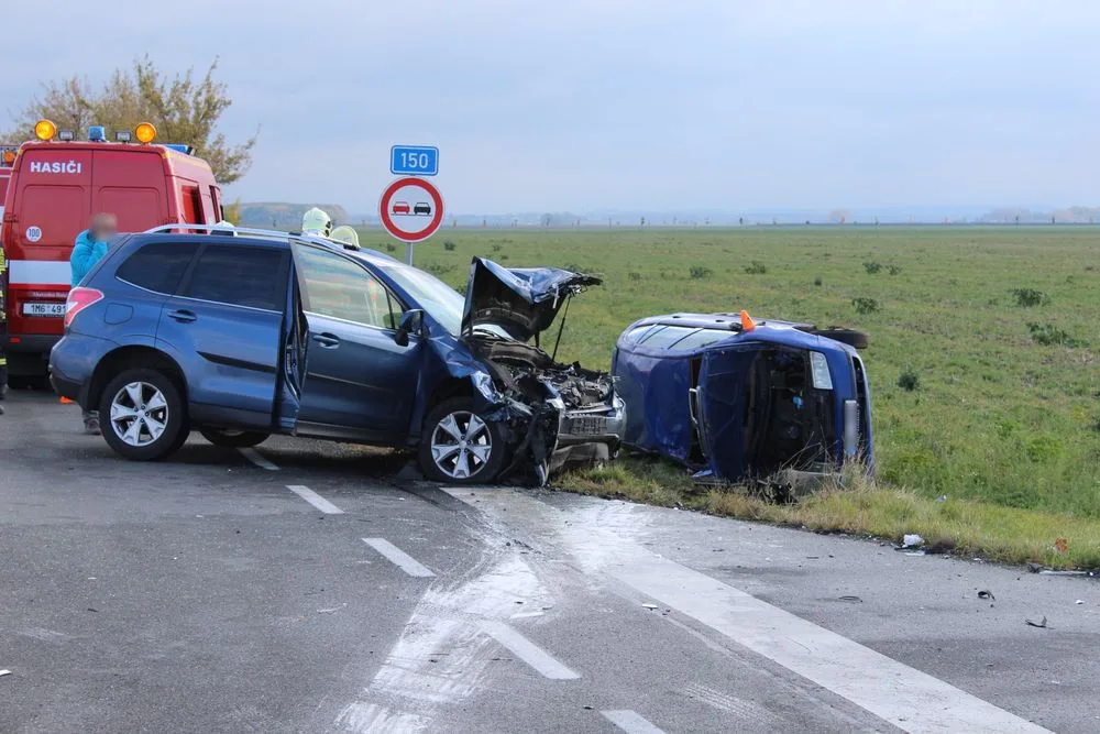 Řidič přehlédl stopku a smetlo ho Subaru. Při nehodě byli zraněni tři lidé