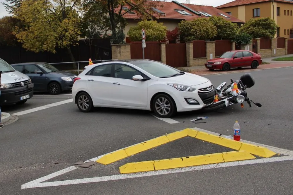 Řidička srazila sedmnáctiletou motocyklistku. Nedala jí přednost na kruhovém objezdu