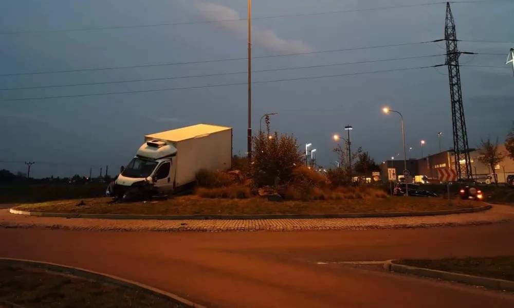 VIDEO: Řidič usnul za volantem. S dodávkou skončil uprostřed kruhového objezdu