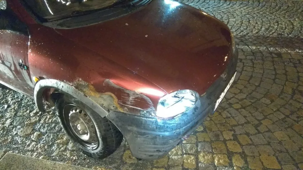 Strážníci si všimli podivně odstaveného auta. Za volantem hlasitě chrápal opilý šofér