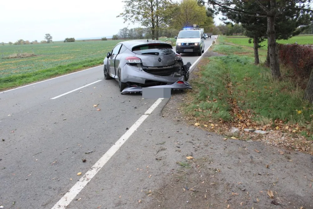 VIDEO: Řidič osobního auta narazil do radaru, byl opilý