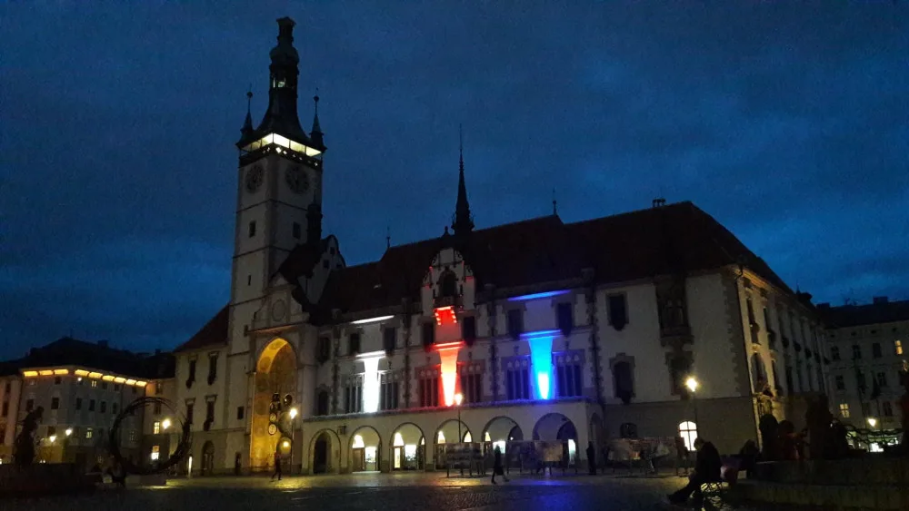 Na olomoucké radnici svítí česká trikolóra, o víkendu budovu rozsvítí videomapping